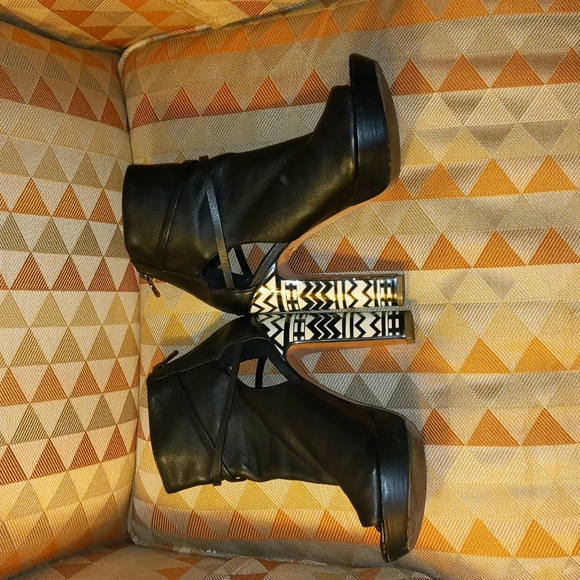 BCBGMAXAZRIA VERY UNIQUE! Leather Booties. Size 9 - Picture 7 of 7